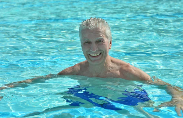 Hombre mayor en la piscina — Foto de Stock