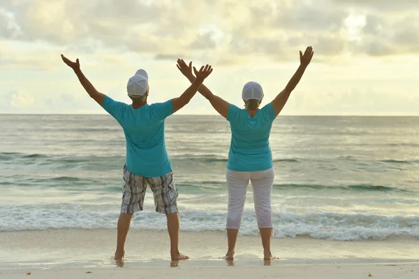 Pareja de ancianos descansan en resort tropical — Foto de Stock