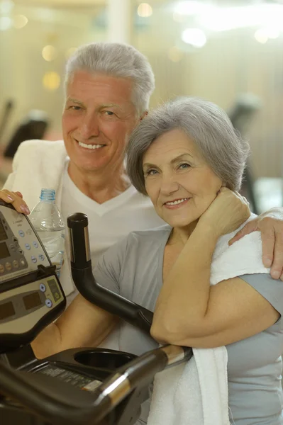 Couple de personnes âgées buvant au gymnase — Photo