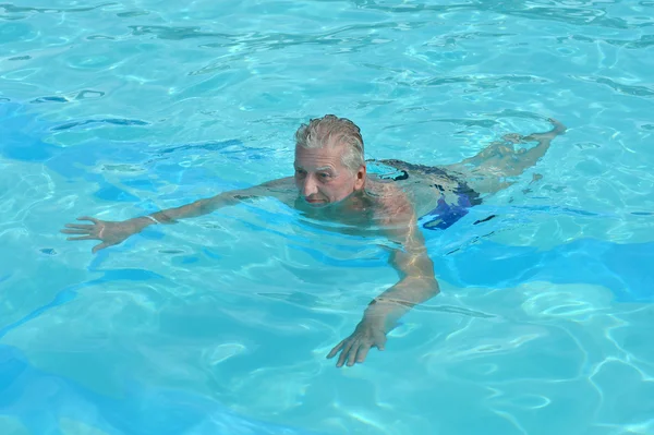 Senior man in het zwembad — Stockfoto