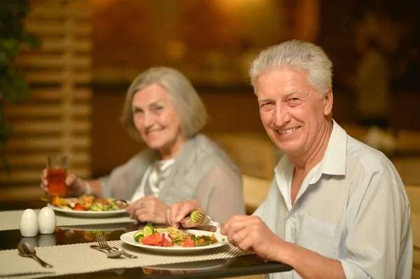 Casal maduro no jantar — Fotografia de Stock