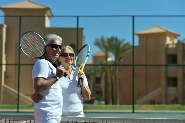 Para starszy na kort tenisowy — Zdjęcie stockowe