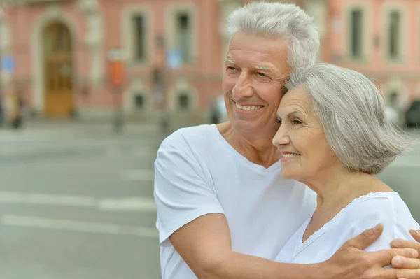 Casal de idosos bonito ao ar livre — Fotografia de Stock