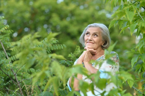 Mulher sênior no parque de verão — Fotografia de Stock