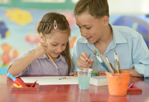 Ragazzina con disegno ragazzo — Foto Stock