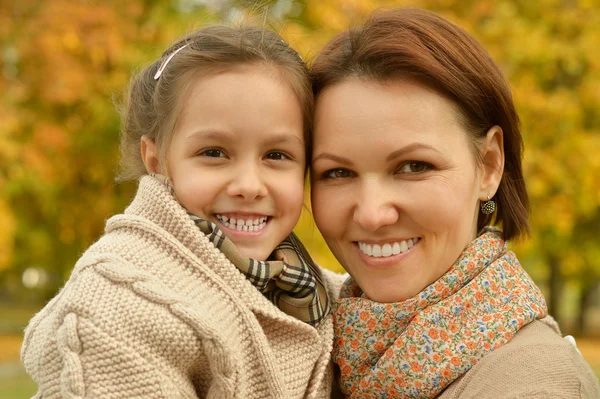 Mãe com filha no parque de outono — Fotografia de Stock