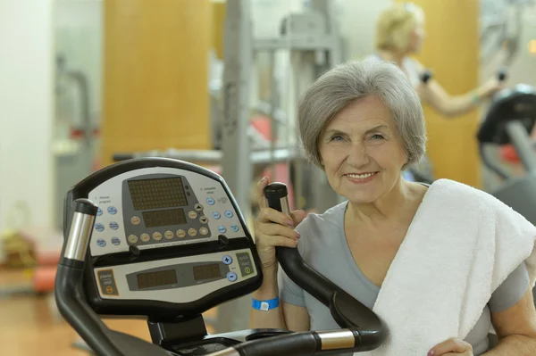 Yaşlı kadın spor salonunda egzersiz — Stok fotoğraf