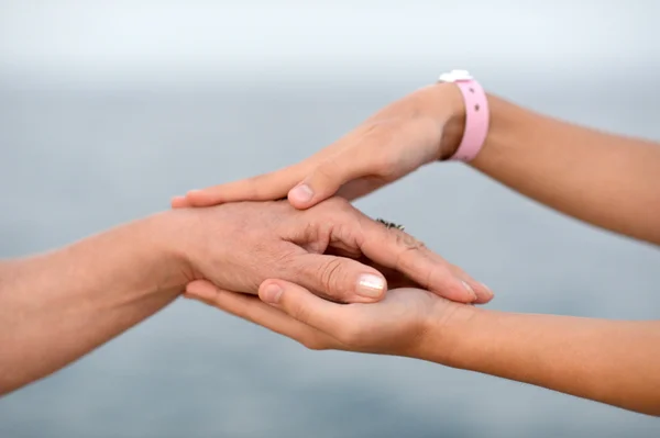 Kind hält Mutter mit zarter Hand — Stockfoto