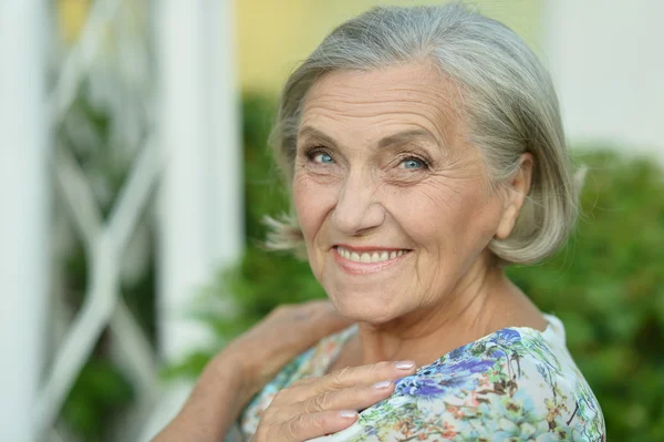 Seniorenvrouw in zomerpark — Stockfoto