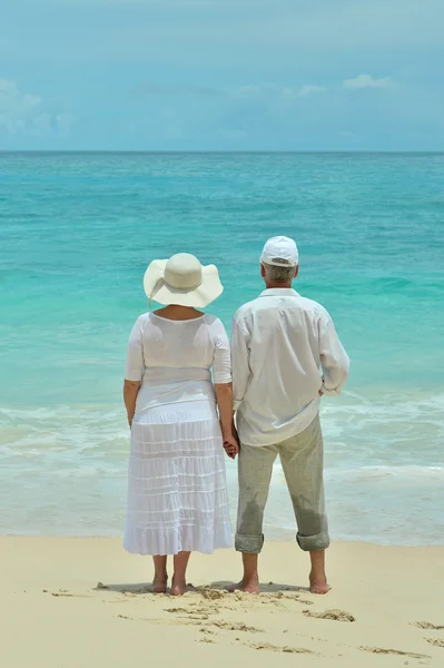 Pareja de ancianos descansan en resort tropical — Foto de Stock