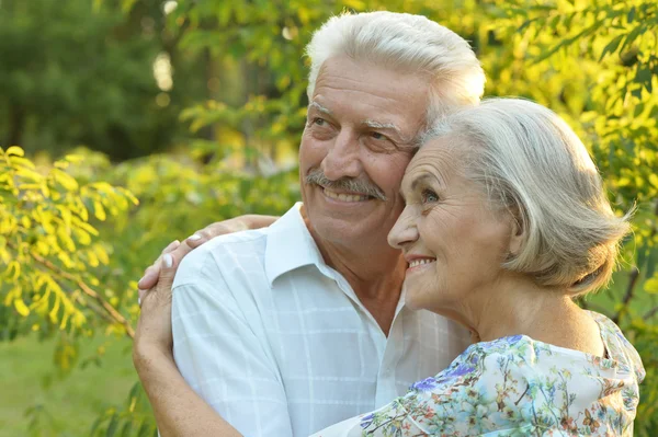 Couple mature en promenade en été — Photo