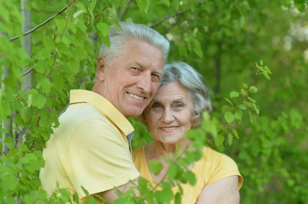 Pareja madura a pie en verano — Foto de Stock