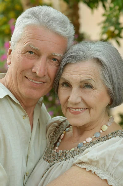 屋外に立っている高齢者のカップル — ストック写真