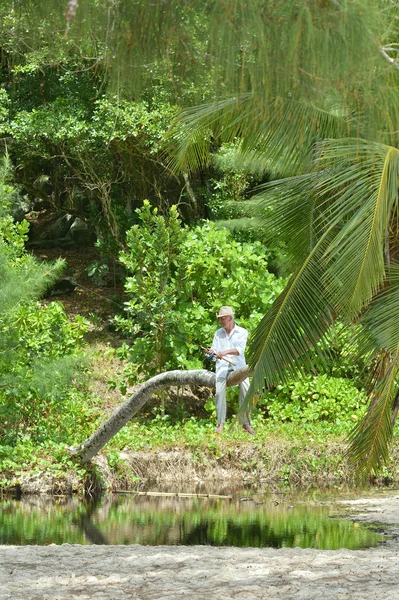 Homme âgé pêchant en mer — Photo