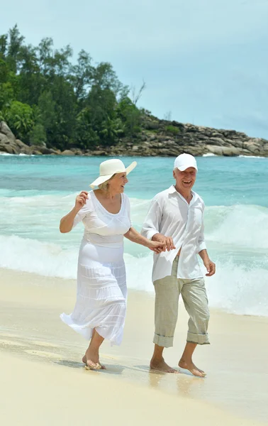 Couple âgé courant sur la plage — Photo