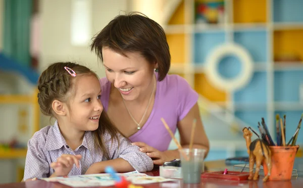 Chica pintando con madre —  Fotos de Stock