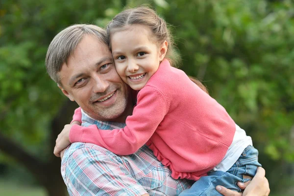 Pai com filha no parque de verão — Fotografia de Stock