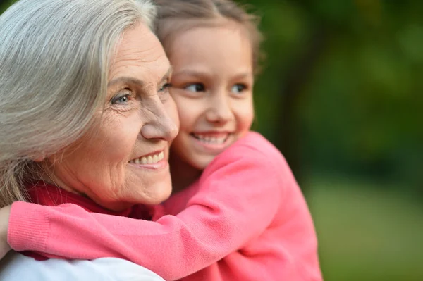 Bambina con nonna nel parco — Foto Stock