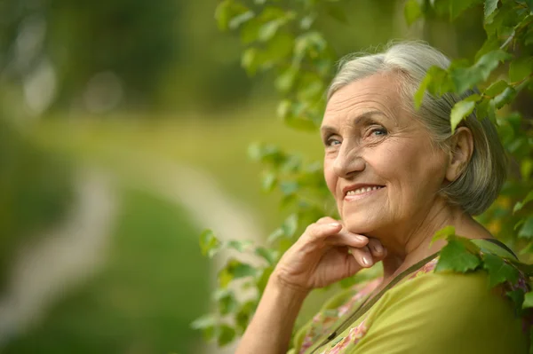 Senior kvinna i sommarparken — Stockfoto