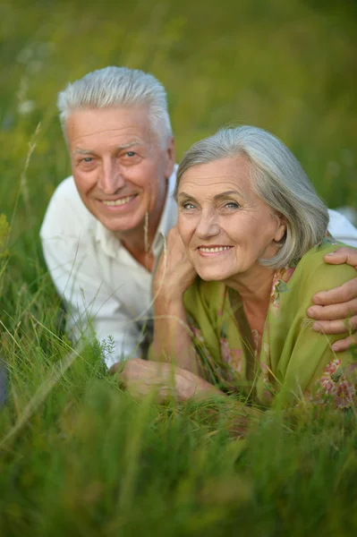 Senior paar liggen op gras — Stockfoto