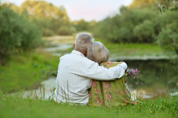 Feliz pareja de ancianos en el lago —  Fotos de Stock