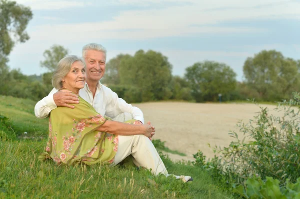 Casal de idosos na natureza no verão — Fotografia de Stock