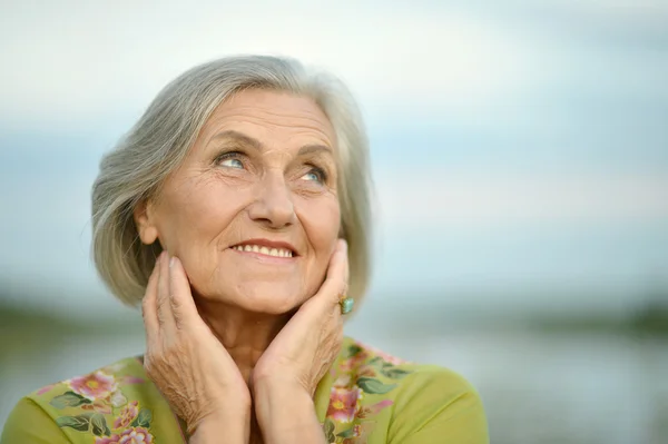 Senior kvinna i sommarparken — Stockfoto