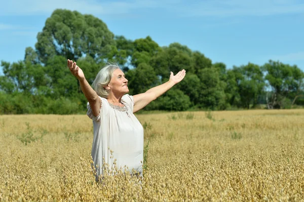 Seniorin im Sommerfeld — Stockfoto