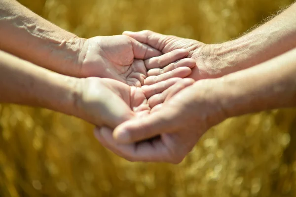 Coppia anziana che si tiene per mano — Foto Stock