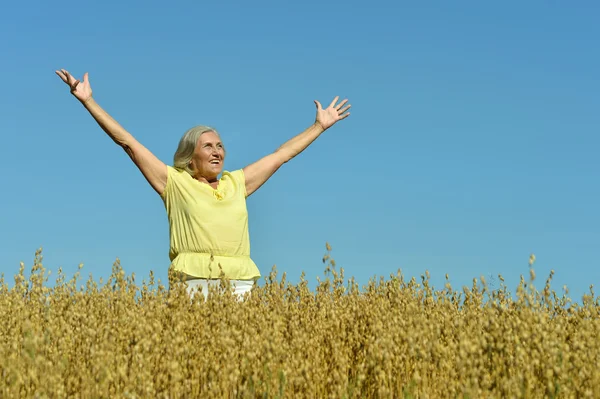 Seniorin im Sommerfeld — Stockfoto