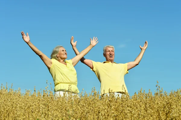 Liebendes reifes Paar im Feld — Stockfoto