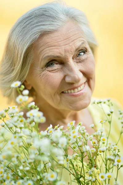 Femeie în vârstă cu flori — Fotografie, imagine de stoc