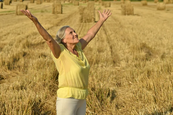 Seniorin im Sommerfeld — Stockfoto