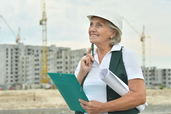 Mulher idosa em construção — Fotografia de Stock