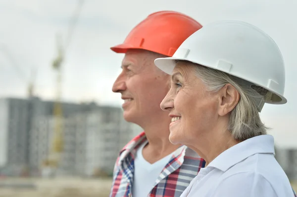 Para starszych w budowie — Zdjęcie stockowe