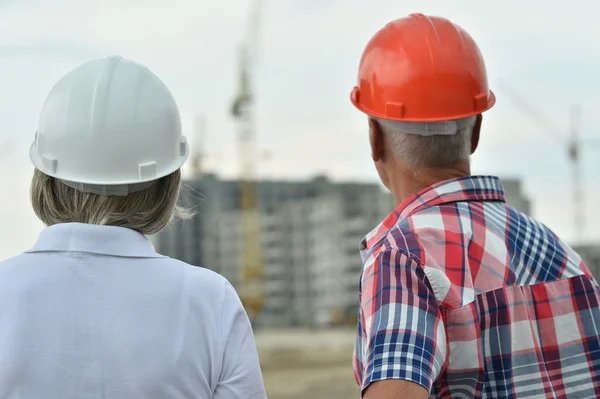 Casal sênior em construção — Fotografia de Stock