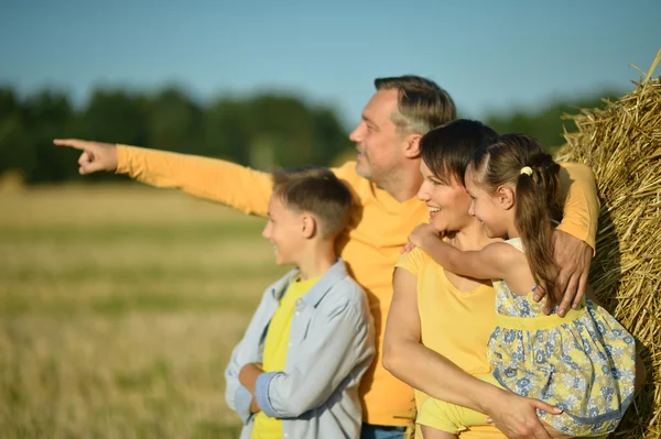 Família feliz no campo de trigo — Fotografia de Stock