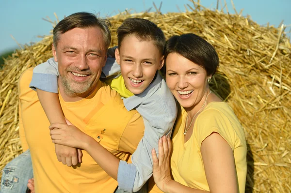 Familj med son på vete fält — Stockfoto