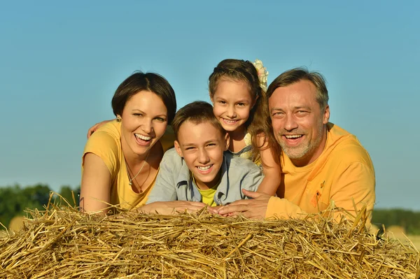 Família feliz no campo de trigo — Fotografia de Stock