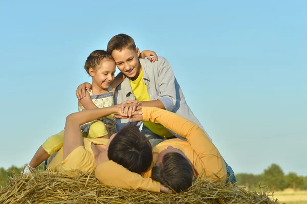 Famiglia felice nel campo di grano — Foto Stock