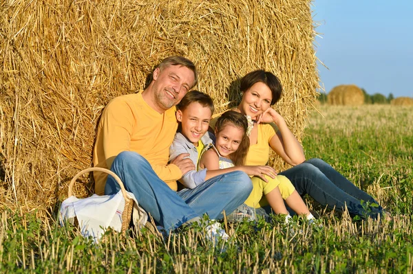 Ευτυχισμένη οικογένεια στον τομέα του σιταριού — Φωτογραφία Αρχείου