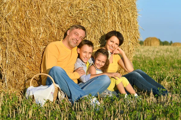 Família feliz no campo de trigo — Fotografia de Stock