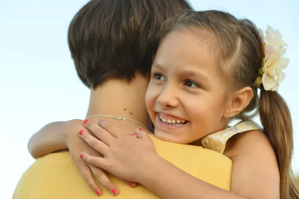 Mor och dotter på naturen — Stockfoto