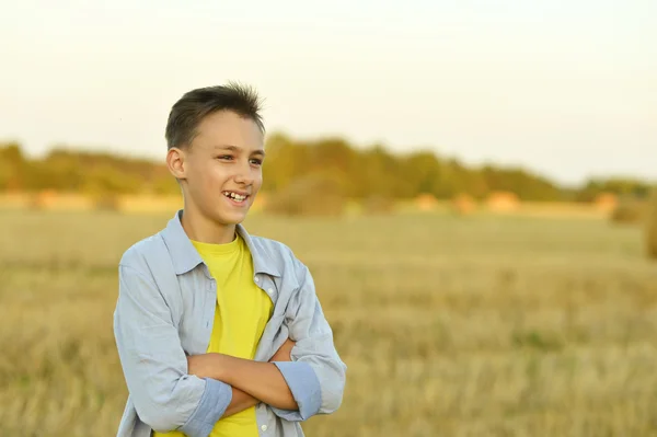 Gelukkige jongen in veld — Stockfoto