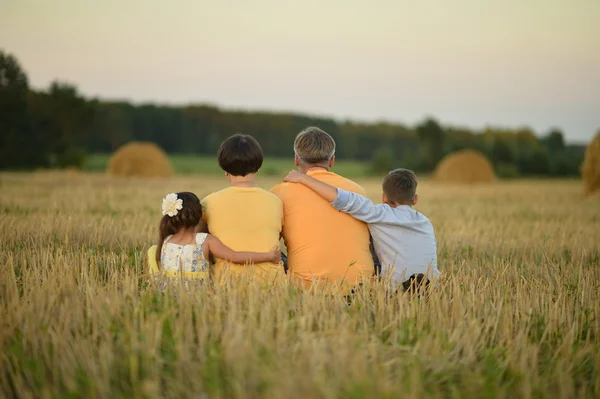 Lycklig familj i vetefält — Stockfoto