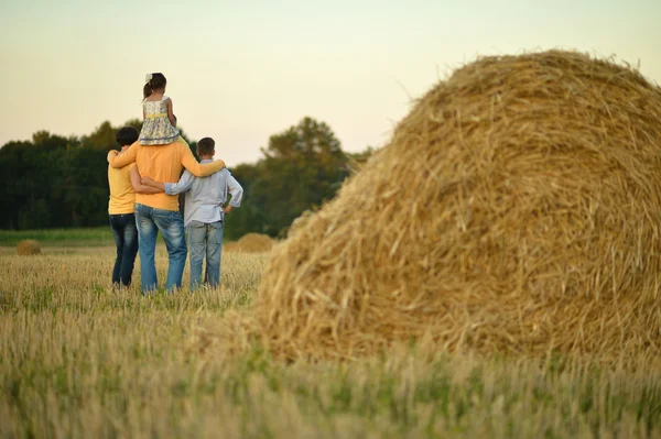 Buğday tarlasında mutlu bir aile — Stok fotoğraf