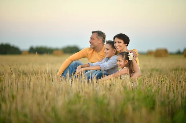 Šťastná rodina na pšeničném poli — Stock fotografie