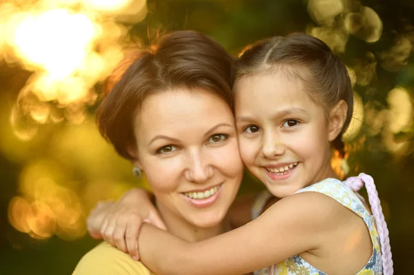 Madre e figlia sulla natura — Foto Stock