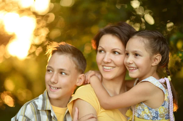 Mãe com filhos no campo — Fotografia de Stock