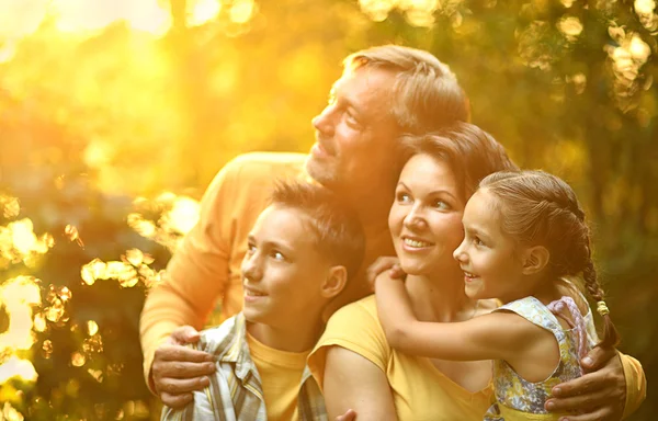 Famiglia che riposa nel parco estivo — Foto Stock